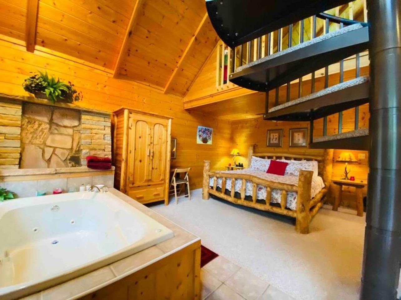Romantic, Honeymoon Cabin In The Smokies! ガトリンバーグ エクステリア 写真