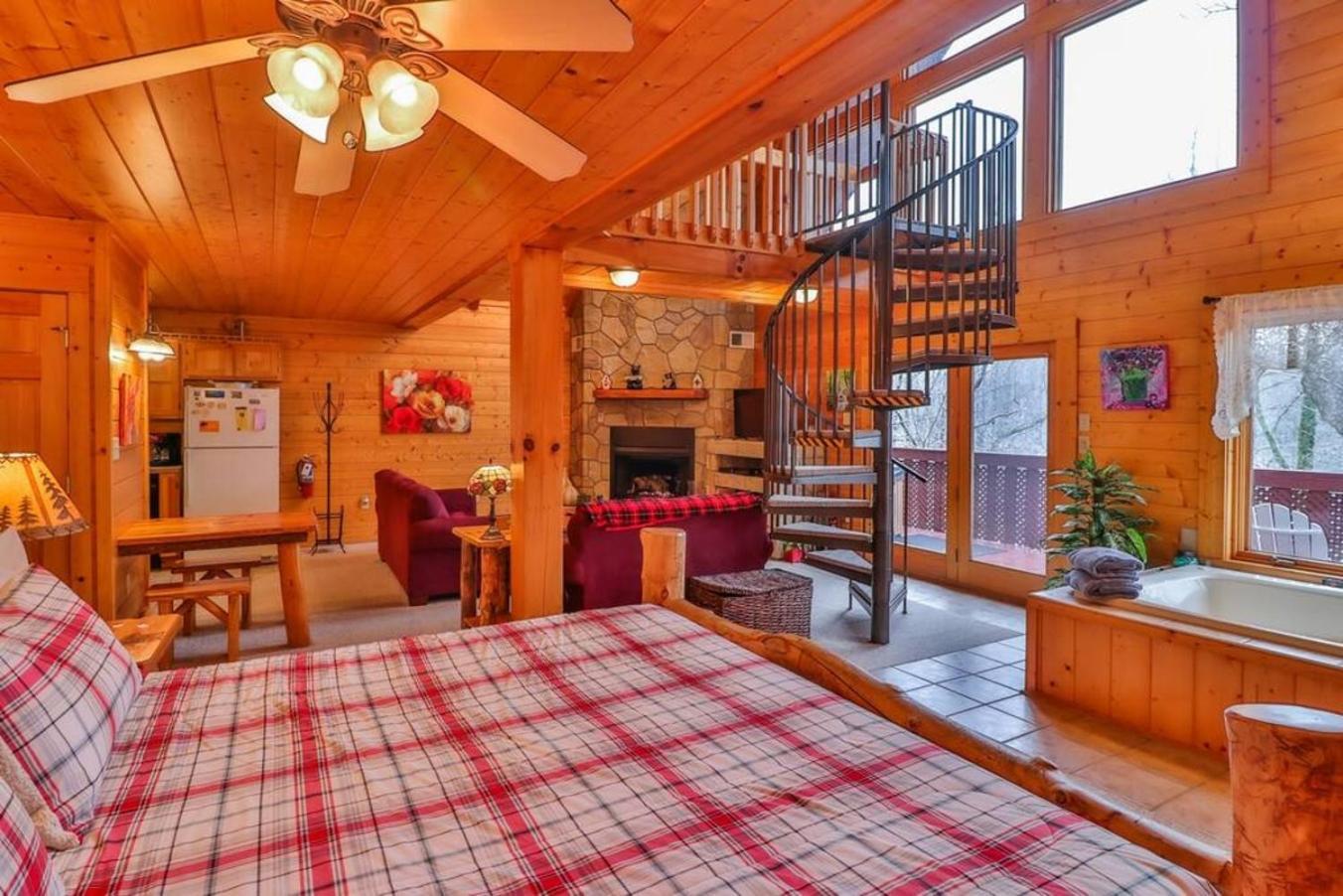 Romantic, Honeymoon Cabin In The Smokies! ガトリンバーグ エクステリア 写真