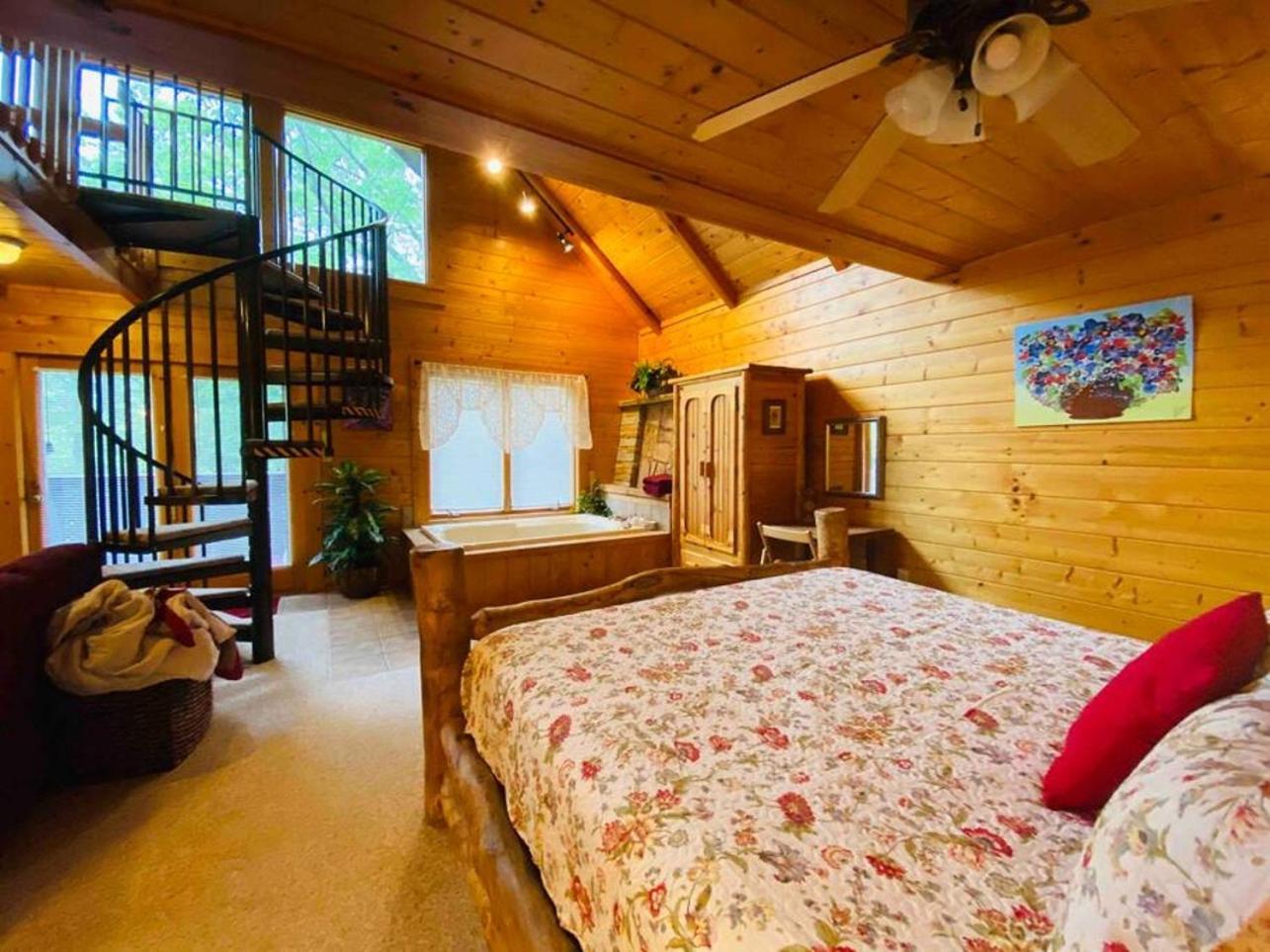 Romantic, Honeymoon Cabin In The Smokies! ガトリンバーグ エクステリア 写真